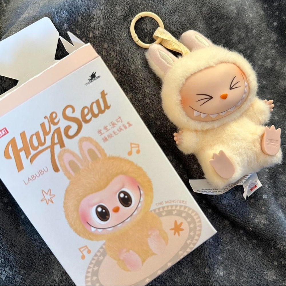 New Open Box, THE MONSTERS - Have a Seat Vinyl Plush- SISI Bag Charm - Picture 3 of 5